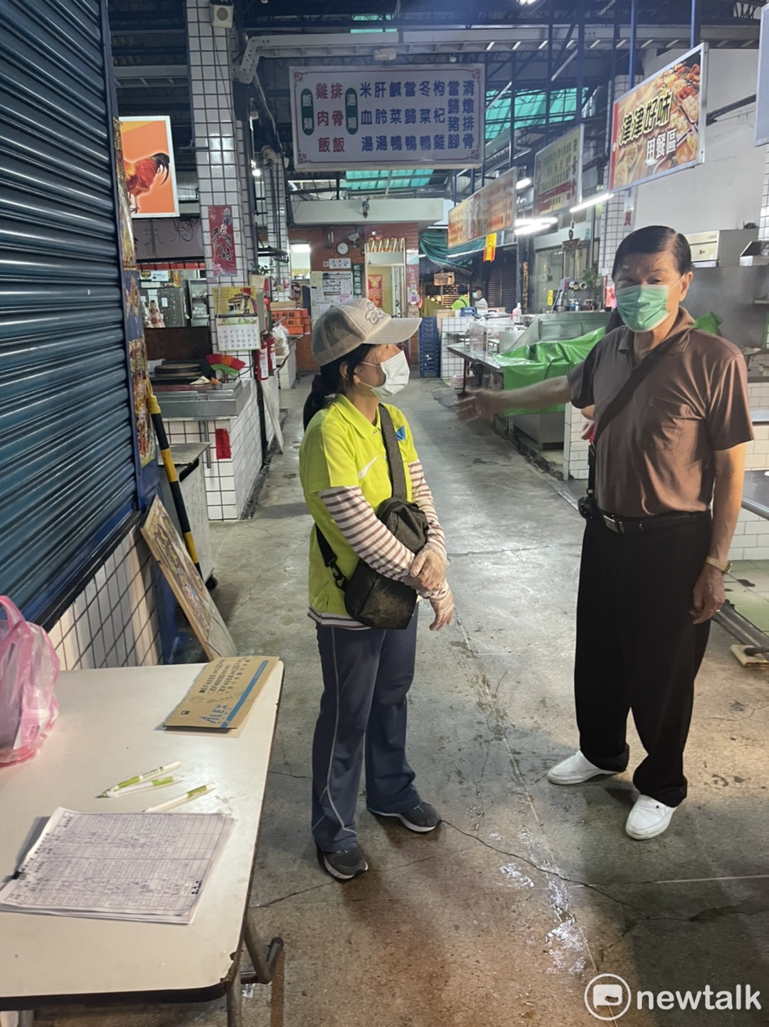 雙北傳統市場攤商全面接種疫苗，台南市議員陳怡珍、周麗津、陳秋萍、蔡旺詮接獲台南傳統市場、夜市攤商陳情，希望他們也能納入優先施打疫苗名單。 圖：陳怡珍服務處提供