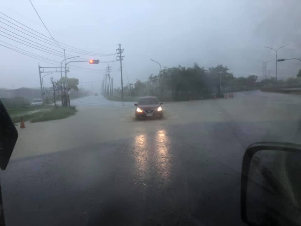 中央氣象局下午發佈高雄豪雨特報，岡山傳出有部份路段宣洩不及有積淹水狀況。 圖：翻攝岡山本洲工業區臉書