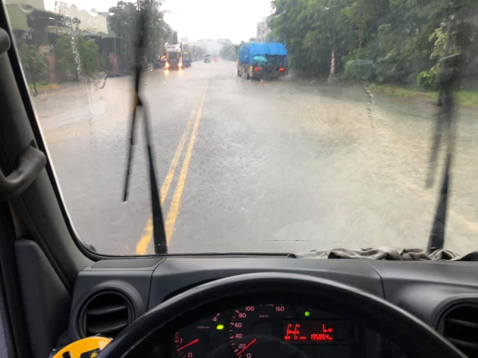 岡山瞬間豪大雨照片，短時強降雨，車輛行駛視線不良，還造成部分路段積水。 圖：翻攝岡山本洲工業區臉書