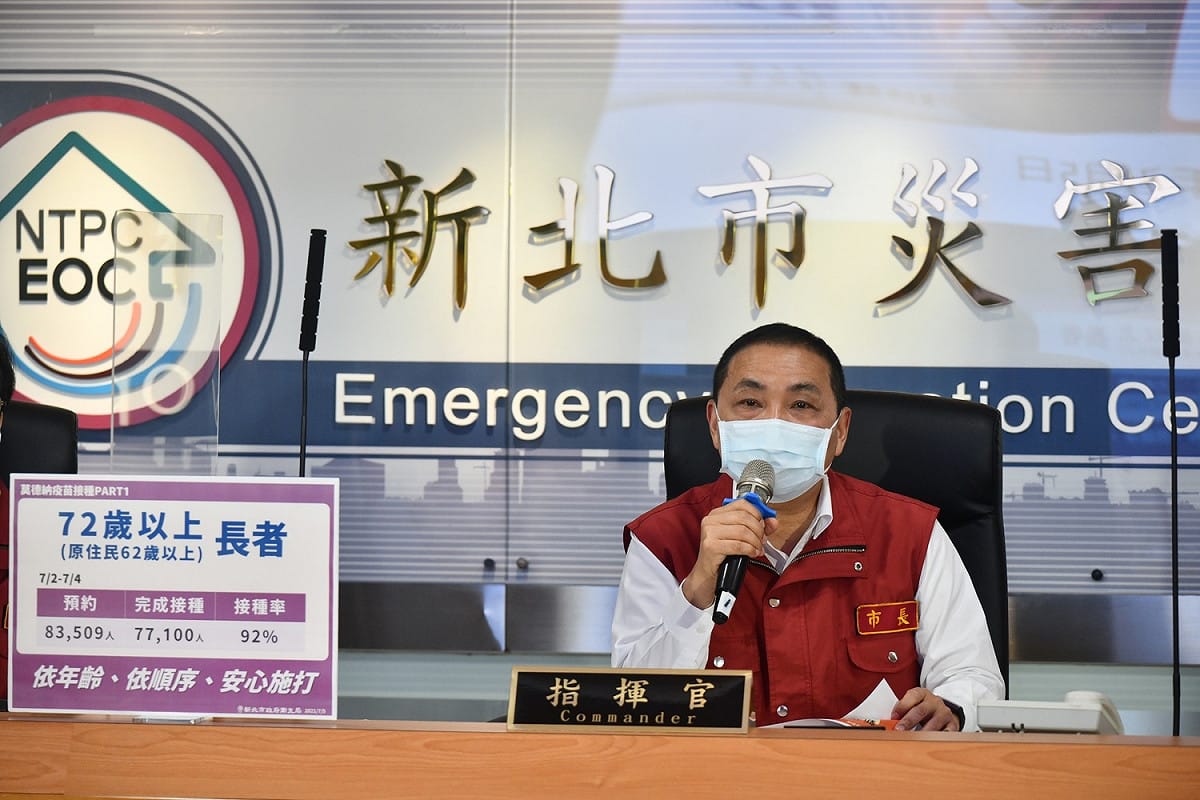 侯友宜表示，新北市長者接種疫苗只要按照年齡、按照順序，大家不要急，一定都打得到。 圖：新北市政府提供
