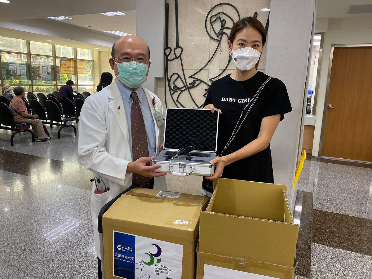 防疫女神賈永婕（右）穿女兒T恤捐贈新店耕莘醫院影像喉頭鏡，卻因為「BABY GIRL」字眼讓女兒有意見。 圖：翻攝自賈永婕的跑跳人生臉書