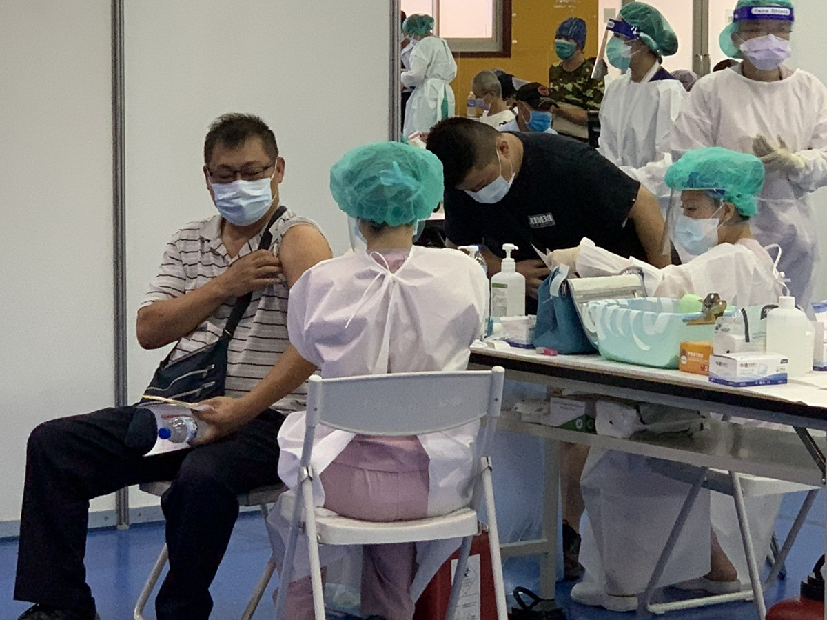 新北市大眾運輸第一線工作人員7月6日、7日分梯施打疫苗。 圖：新北市交通局提供