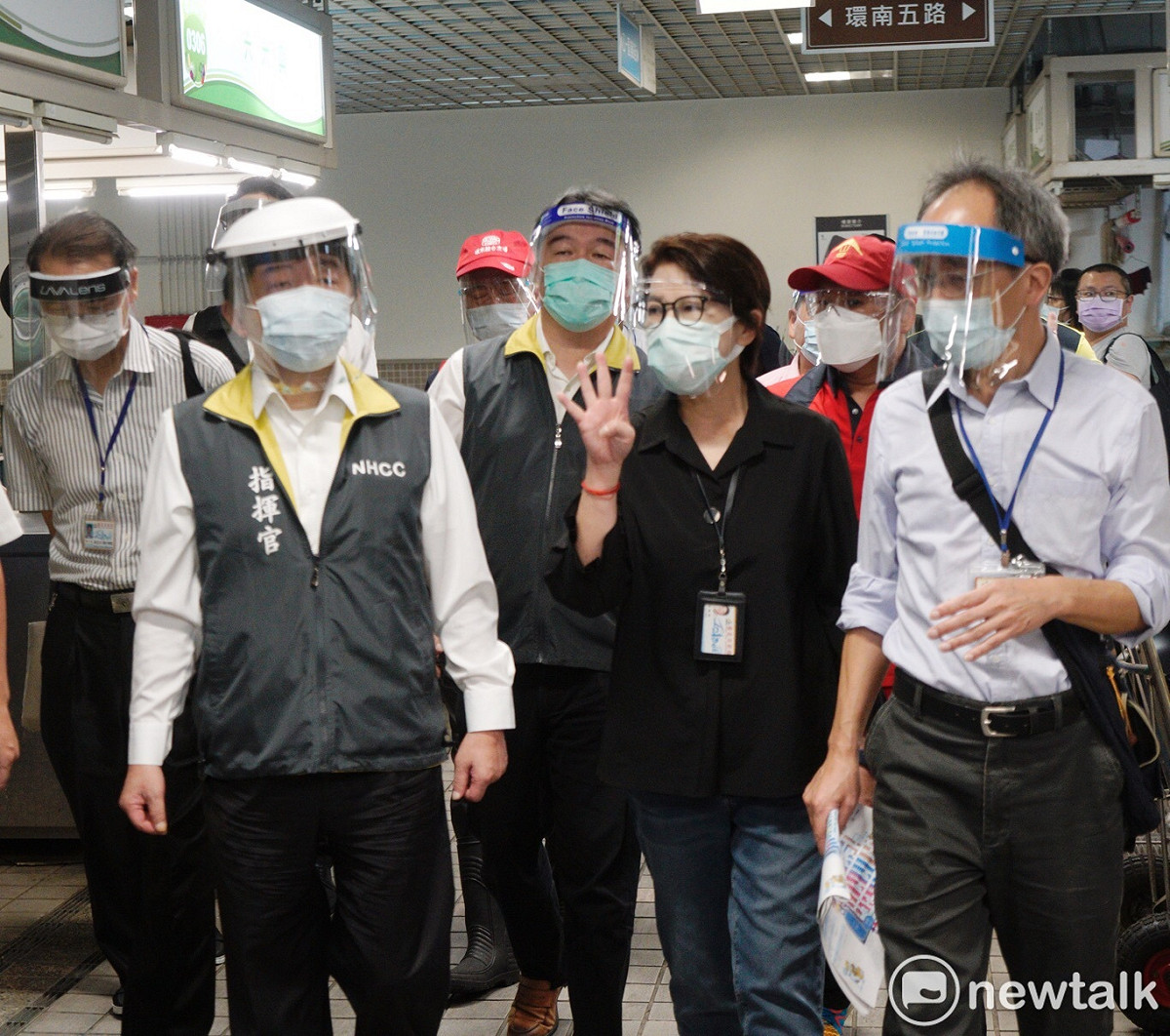 中央流行疫情指揮中心指揮官陳時中上午在台北市副市長黃珊珊、環南市場自治會會長林勝東的陪同下，視察重新營業的環南市場。 圖：張良一 / 攝