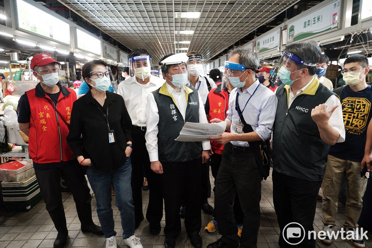 中央流行疫情指揮中心指揮官陳時中上午在台北市副市長黃珊珊、環南市場自治會會長林勝東的陪同下，視察重新營業的環南市場。 圖：張良一 / 攝