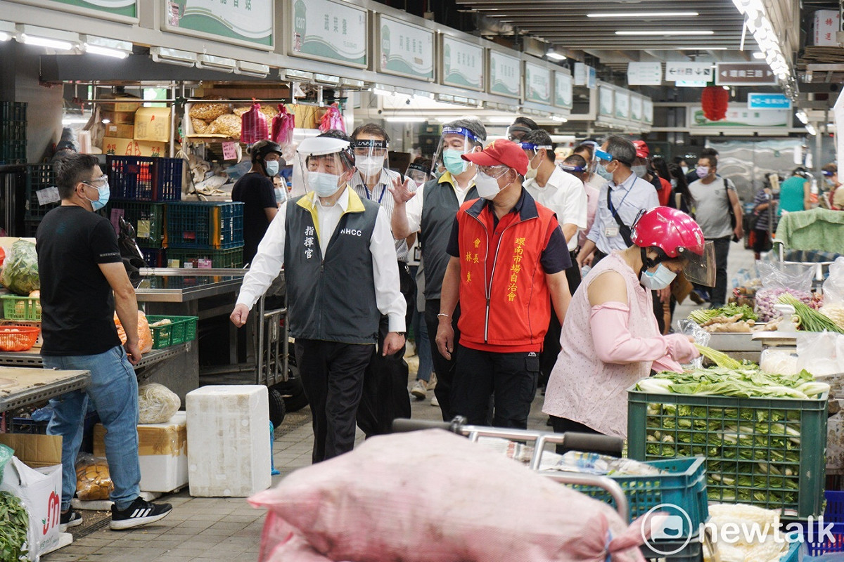 中央流行疫情指揮中心指揮官陳時中上午在台北市副市長黃珊珊、環南市場自治會會長林勝東的陪同下，視察重新營業的環南市場。 圖：張良一 / 攝