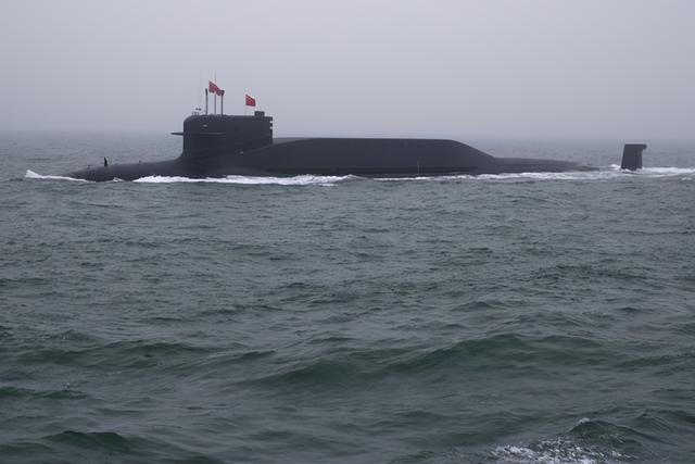 解放軍潛艦浮出水面。 圖 : 翻攝自環球網