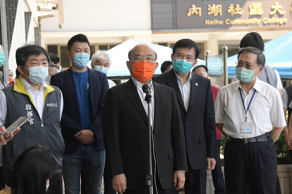 行政院長蘇貞昌今（6）天上午前往內湖高工視察計程車司機施打疫苗的狀況前受訪。 圖：行政院提供