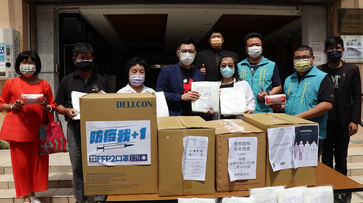 國民黨主席江啟臣出席豐原國際青年商會捐贈醫療用防護衣、口罩活動。 圖：國民黨文傳會/提供