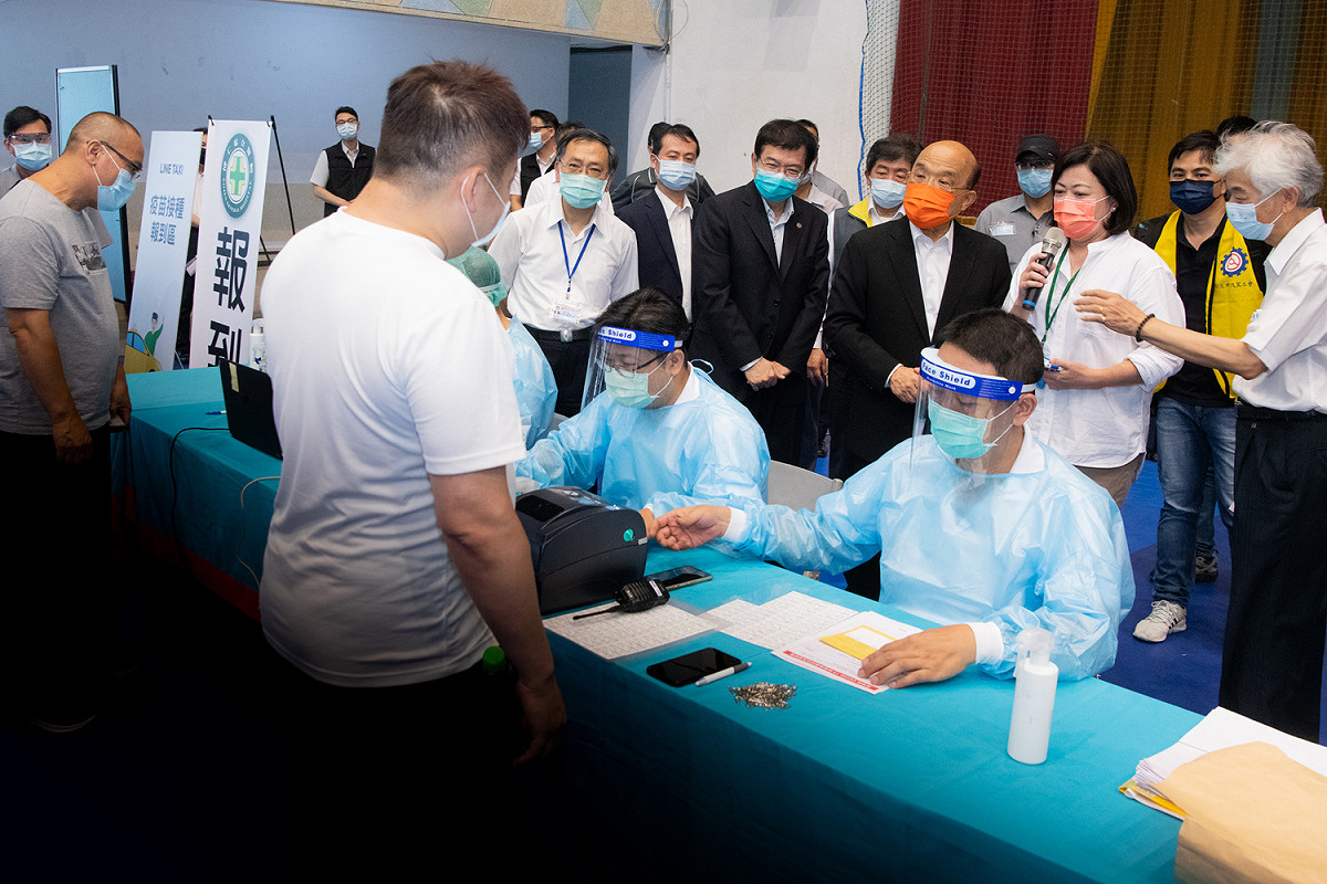 行政院長蘇貞昌今（6）天到北市內湖高工視察計程車司機施打疫苗。 圖：行政院提供