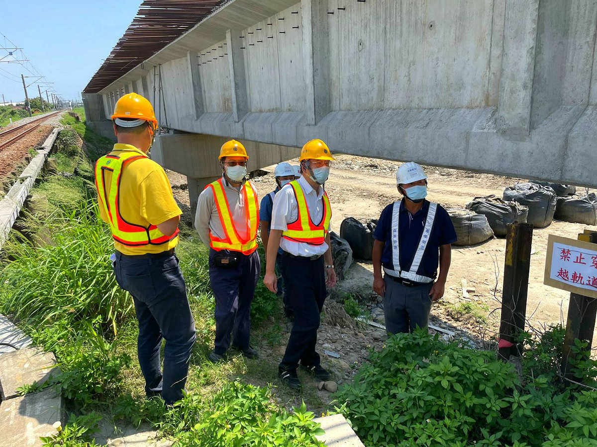 台鐵副局長陳仕其視察施工地。 圖：台灣鐵路局／提供