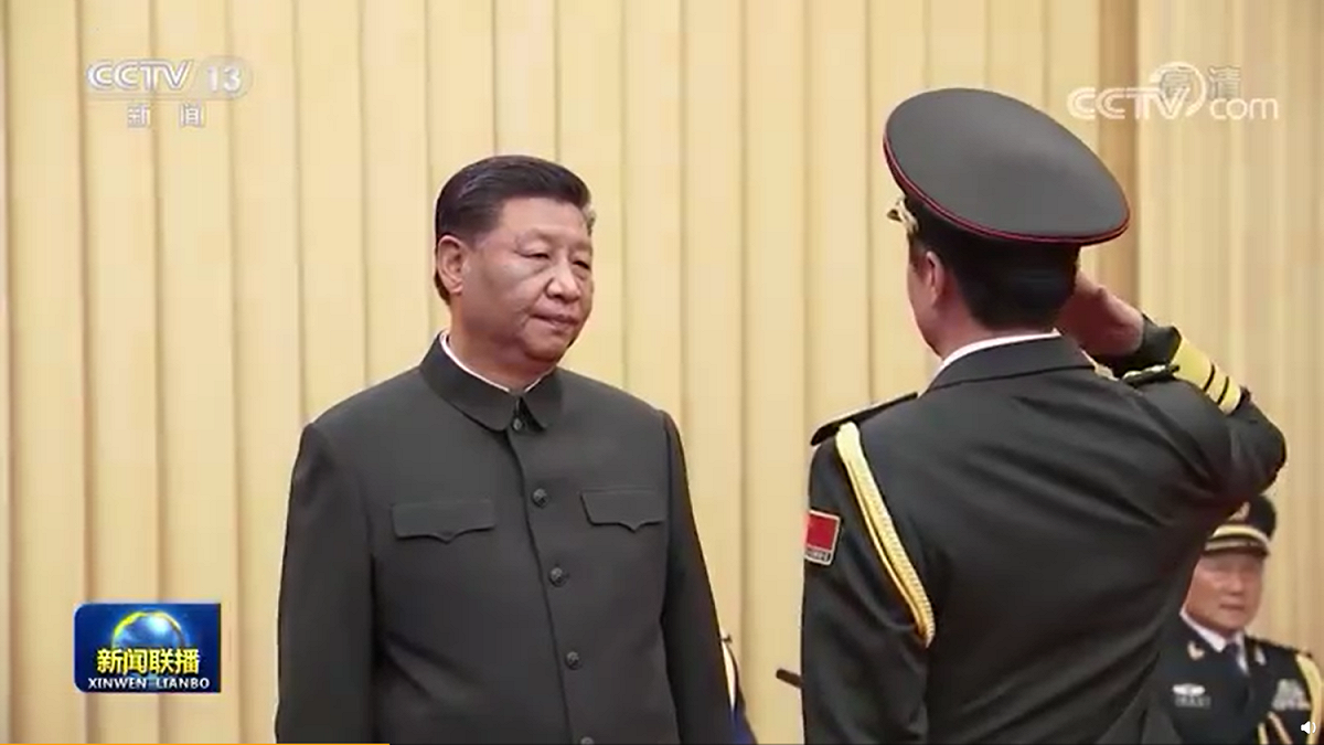 習近平在5日的晉升上將軍銜儀式。 圖：翻攝央視(資料照片)