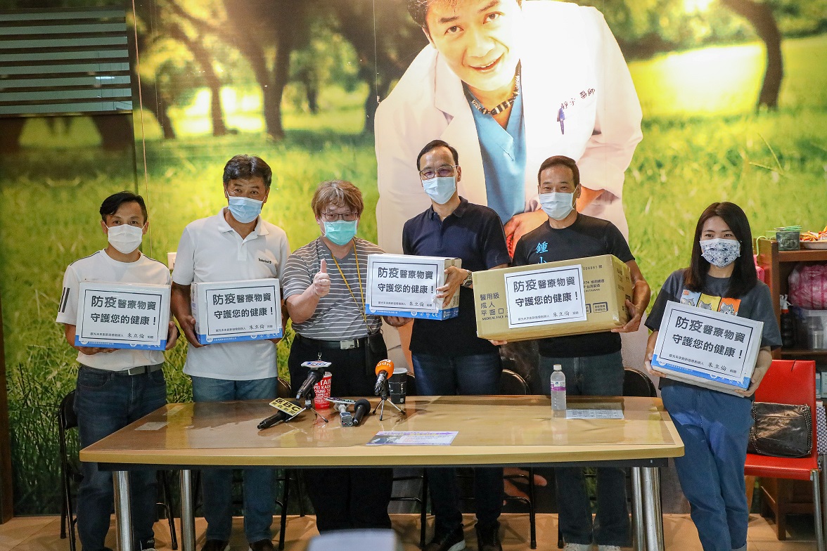 國民黨前主席朱立倫與藍營雙北市議員出席防疫物資捐贈活動。 圖：朱立倫辦公室/提供