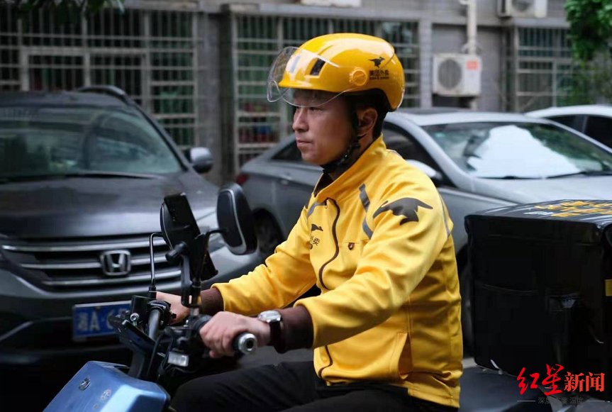 中國一名51歲外送員姚志剛四年前辭去銀行行長職務出來創業，沒想到創業失敗，後又改當外送員，一個月就成為「接單王」。 圖：翻攝自紅星新聞
