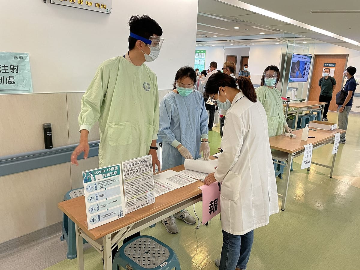 中市衛生局表示，林秉樞以緊急出國為由持出國機票付費收據申請接種殘劑。符合規定。（示意圖非當事人） 圖：台中榮總提供
