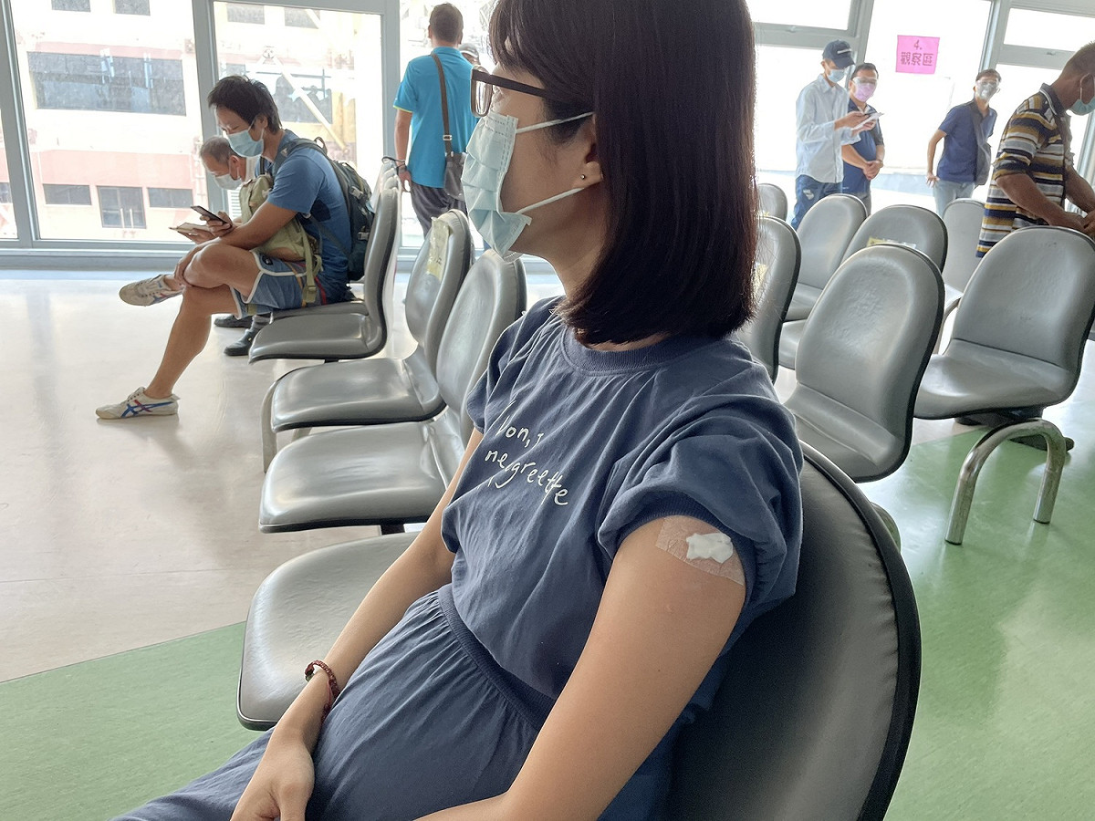孕婦在台中榮總施打疫苗後依指示休息讓體力恢復。 台中榮總/提供