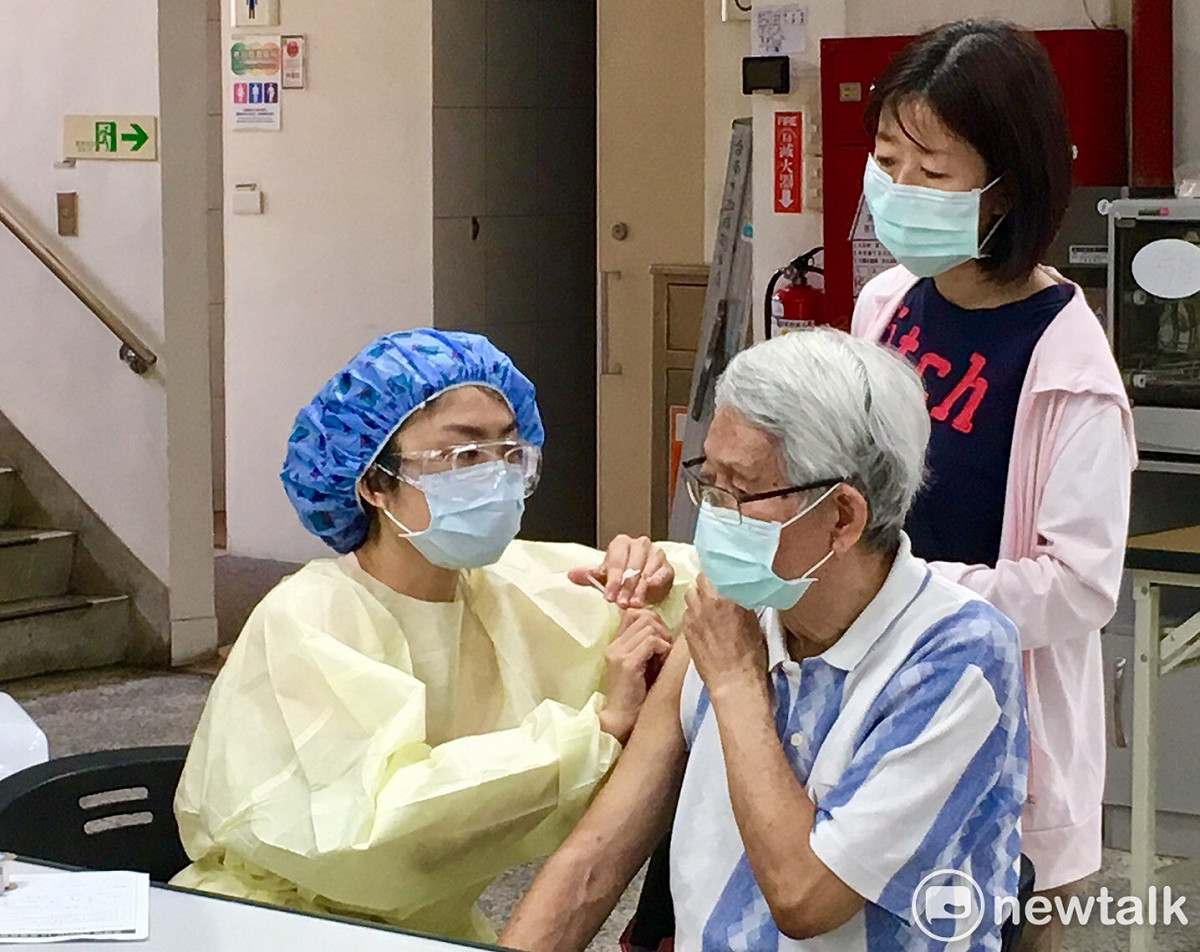 新北板橋張博揚小兒科診所醫師在臉書上炮轟中央，要診所幫忙施打公費疫苗卻免收掛號費一事，後竟傳出遭停止疫苗配發。（圖為疫苗施打示意圖） 圖：台南市政府提供（資料照片）