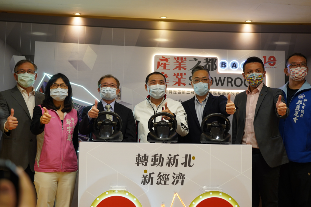新竹物流投資啟動記者會與會貴賓合影。（左3起：新竹物流李正義總經理、新北市長侯友宜、輝達玻璃陳逸賢總經理） 圖：新北市經發局提供