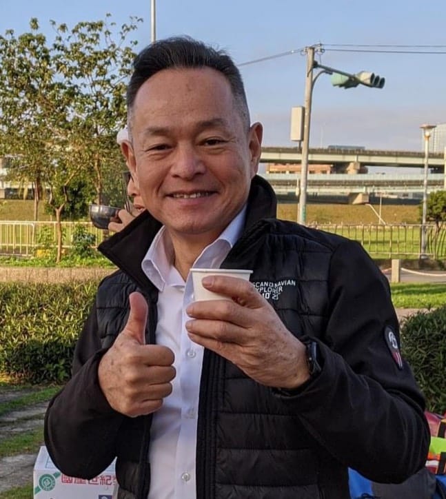 民進黨新北市議員李余典與總統蔡英文看板慘遭破壞，李余典表示，不排除提告。 圖：擷自李余典臉書