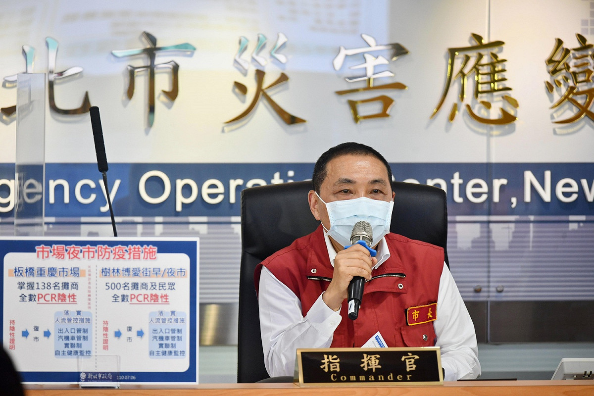 侯友宜說明，新北今日新增11位本土確診個案，與近期重慶市場及博愛市場攤商確診事件完全無關。 圖：新北市政府/提供
