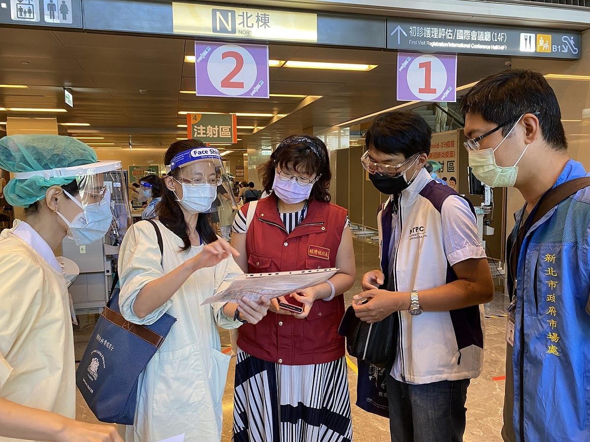 新北市經發局長何怡明（中）５日視查市場攤商接種疫苗情形。 圖：新北市市場處／提供