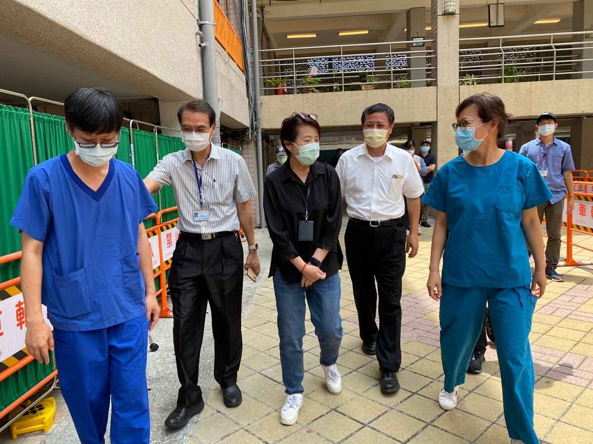 媒體報導，台北市長柯文哲不滿衛生局長黃世傑，副市長黃珊珊更派2位辦公室助理進駐衛生局，近距離監督介入，形同「架空」黃世傑；黃珊珊怒斥「每天都有假新聞」。 圖：翻攝黃珊珊臉書