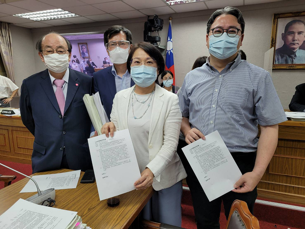 柯建銘呼籲，少政治，多防疫，才是正辦，「臨時會就到此為止吧，9月再見！」 圖:柯建銘辦公室提供
