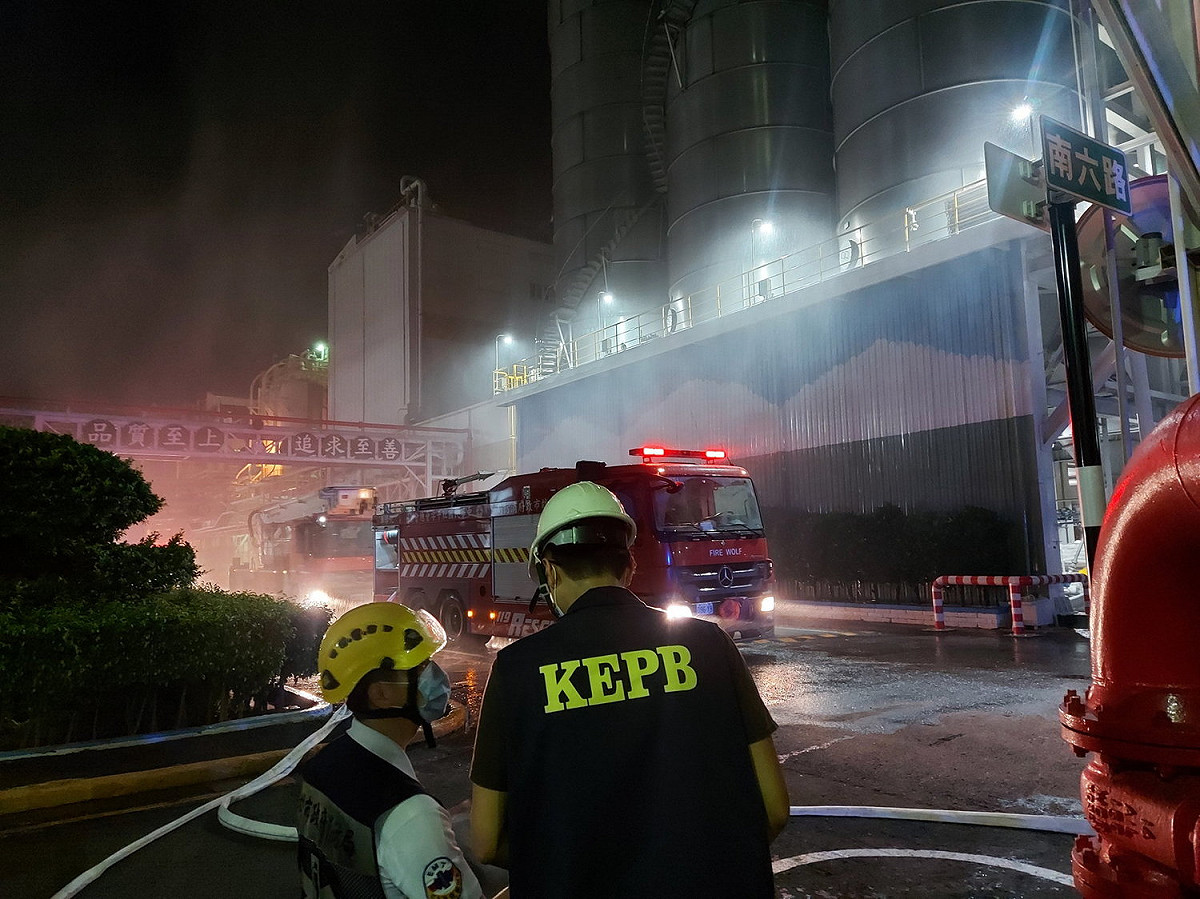 台塑林園聚丙烯廠起火，消防車灌救中。 圖：高雄市環保局提供