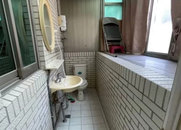 桃園市龜山區銘傳大學周邊一間租屋套房沒有浴室或廁所，房東將馬桶、蓮蓬頭都裝在陽台上。 圖：翻攝591租屋網