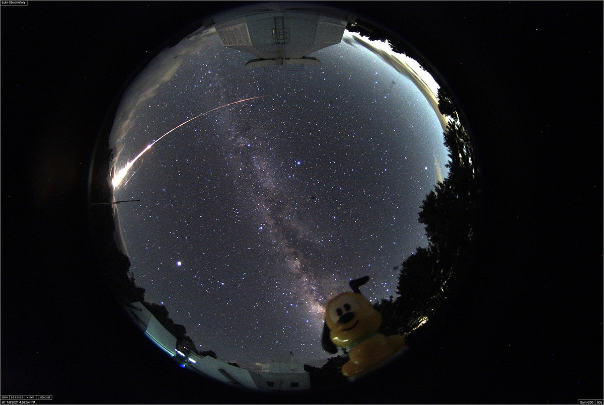 今日凌晨火流星劃過台灣上空，引發民眾熱議。 圖：擷取自「鹿林天文台」臉書