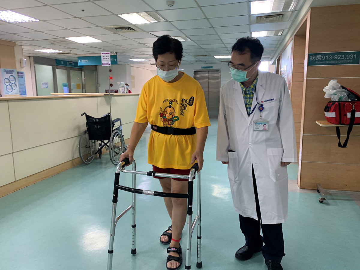 新北重症婦(左)康復後積極復健，光田綜合醫院感染科主任楊清鎮(右)陪伴在旁。 光田綜合醫院/提供