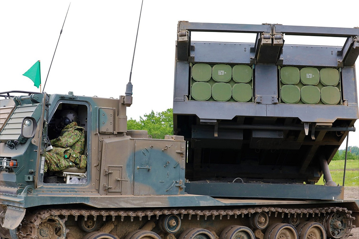 美日「東方之盾」聯合軍演，野戰砲兵小組實施「M270多管火箭系統」實彈射擊訓練。 圖：翻攝GEN James C. McConville推特
