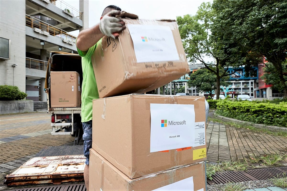 台積電攜手台灣微軟、荷商聯想及遠見天下，捐贈新北280台筆電及平板、150組線上平台帳號 圖：新北市教育局提供