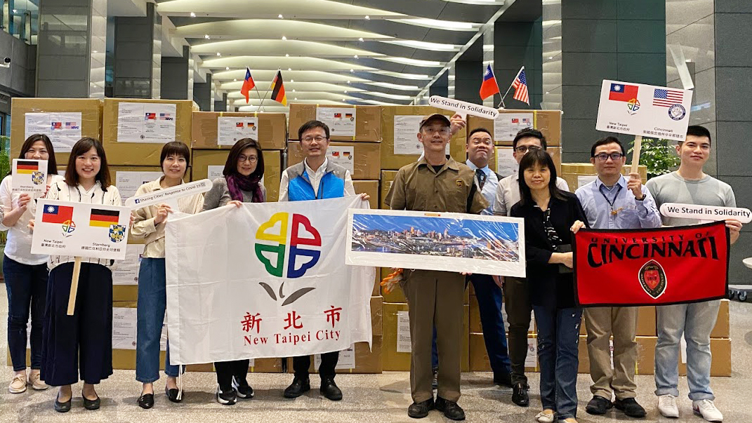 2020年市府採購新北製造之隔離衣、面罩、布口罩，急送疫情嚴重的國際城市。 圖：新北市秘書處提供