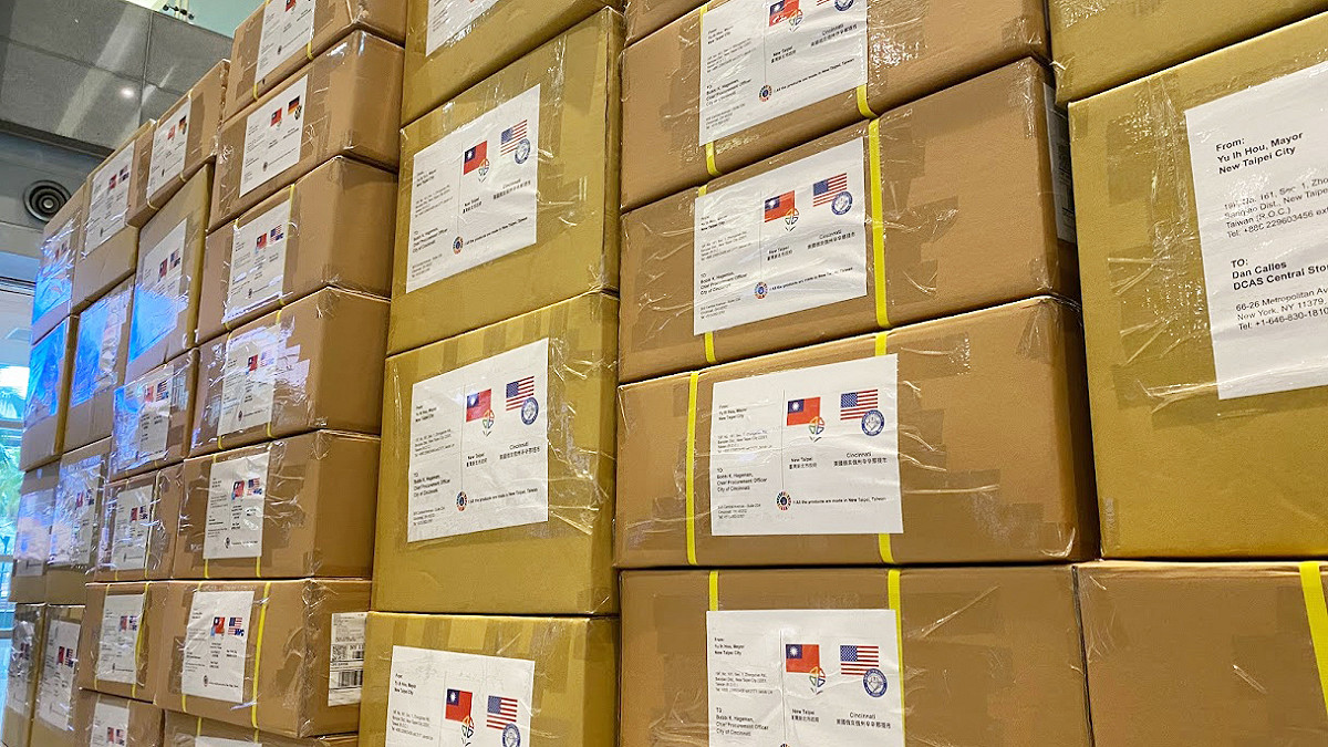 2020年新北捐贈防疫所需醫療物資到美國辛辛那提、舊金山、紐約市及德國史坦堡縣等國際友好城市。 圖：新北市秘書處提供