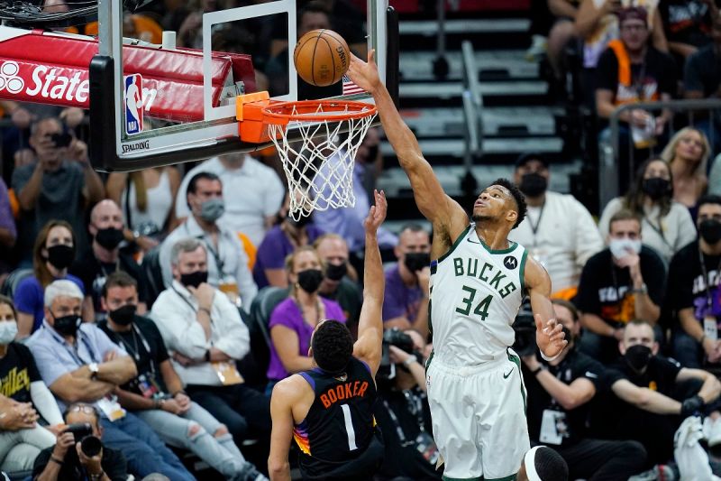 Giannis Antetokounmpo封蓋對手。 圖：美聯社／達志影像／提供