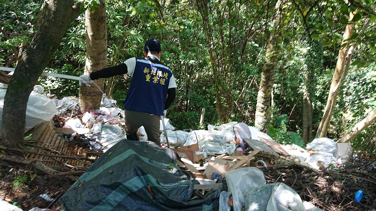 新北環境稽查重案組花費2日翻找近40立方公尺範圍之物品 圖：新北市環保局提供