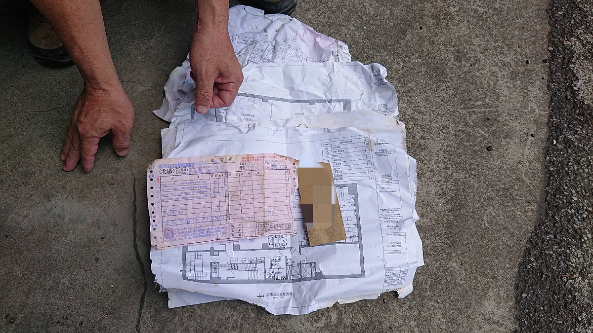 稽查人員於廢棄物中查獲來自台北市知名基金會裝潢廢棄物 圖：新北市環保局提供