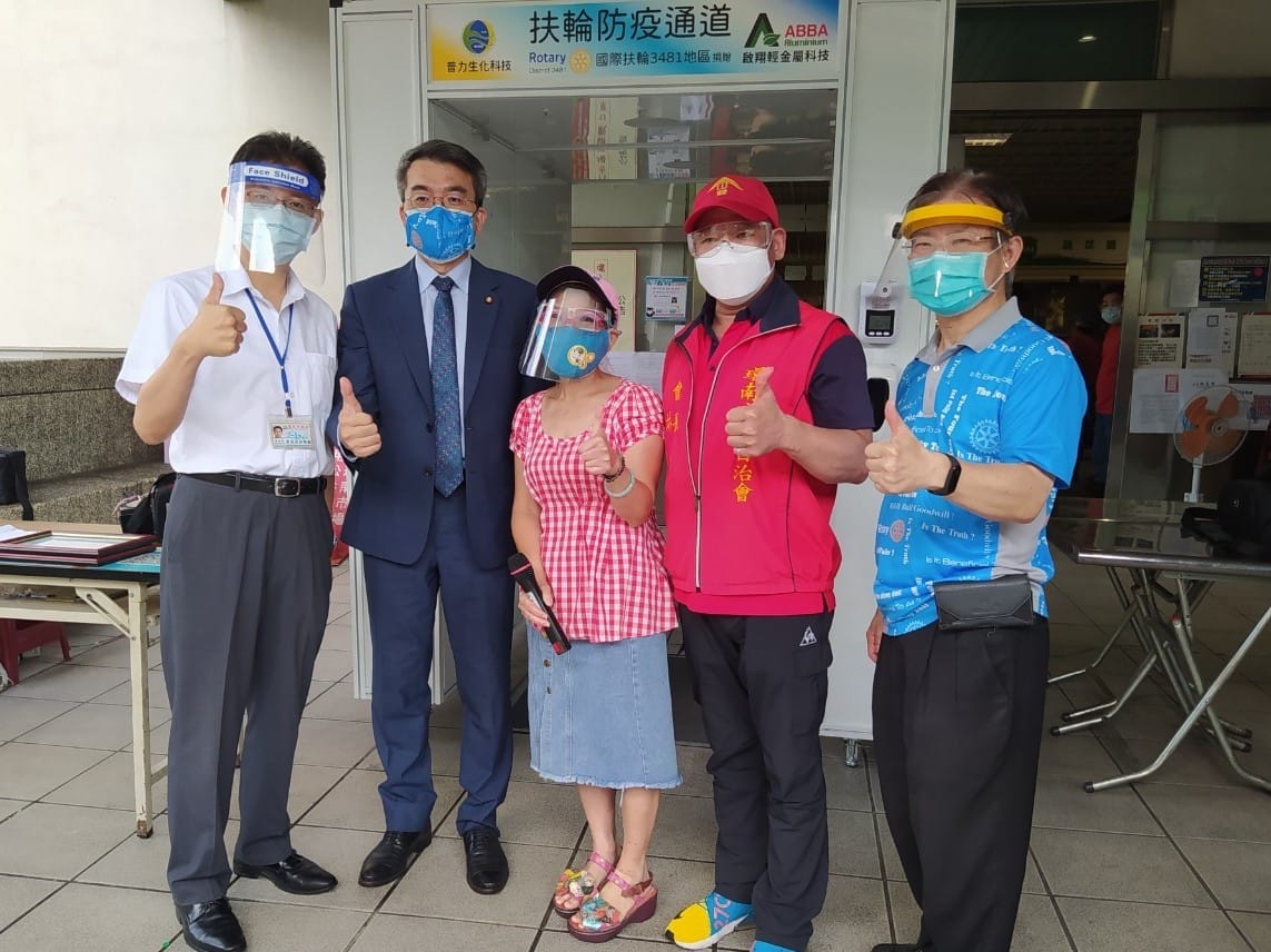 國際扶輪3481地區，透過台北市議員郭昭巖，捐贈環南市場「防疫通道」。 圖：翻攝自郭昭巖粉絲團臉書
