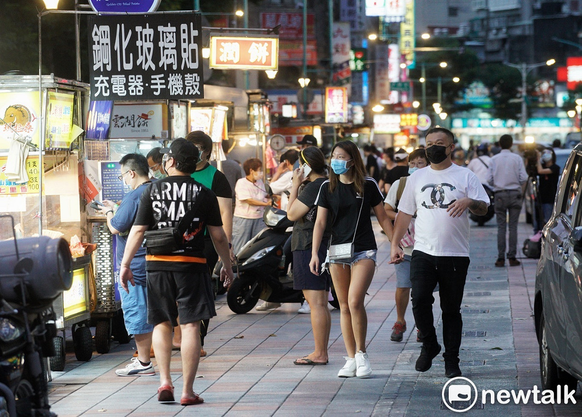 台灣本土確診數持續下降，在街道上可看到不少人。重症醫黃軒提醒各界的疫情趨緩了，但他表示有3件事仍不能做，避免病毒透過運輸工具再次造成大傳播！（示意圖／寧夏夜市） 圖：張良一/攝（資料照片）