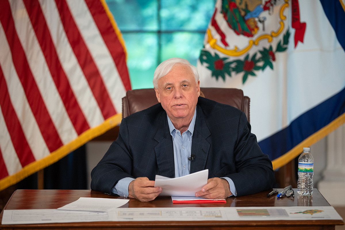 美國西維吉尼亞州長賈斯蒂斯（Jim Justice）在當地時間4日表示，只有出現一場導致「大量人類死亡」的「災難」，才能促使仍未接種新冠疫苗的那些美國人去接種疫苗。 圖：翻攝自賈斯蒂斯臉書