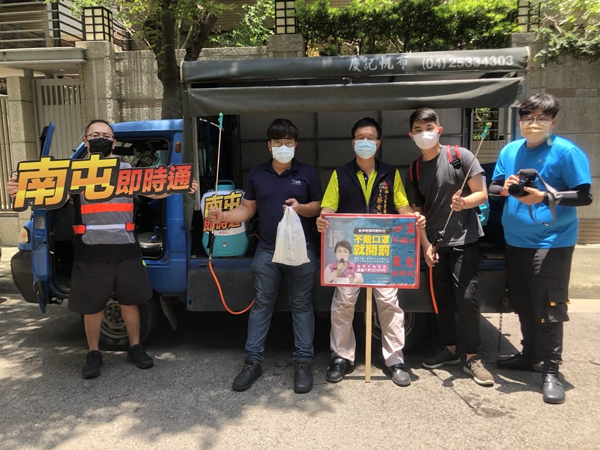 4人組成消毒「疫」勇軍跟里長合體，花近月時間步行百里。 南屯即時通/提供