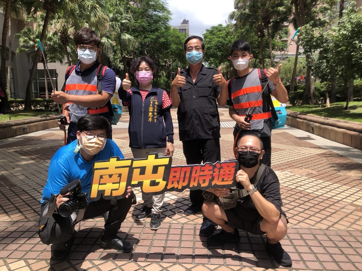 消毒「疫」勇軍出動到南屯區向心里海德堡大樓，內外消毒耗費一整天。 南屯即時通/提供