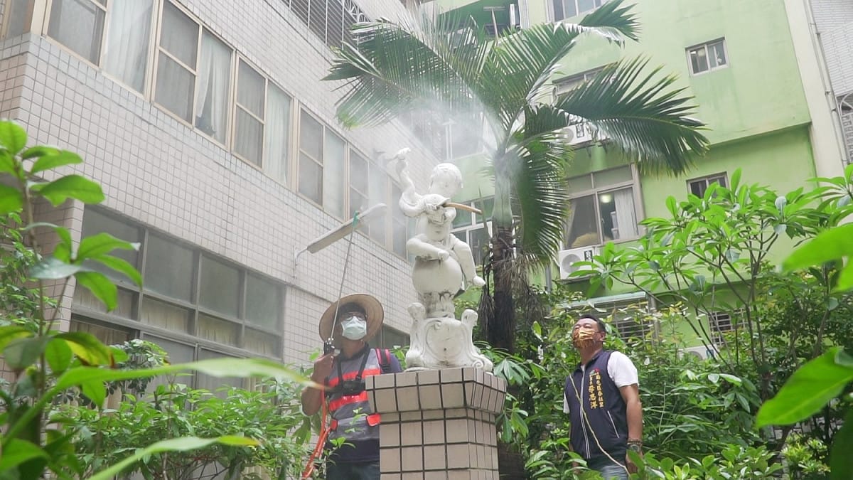 洪鑫任（左）等一群人把原本打球的精力，轉化成公益的力量，將日常不 起眼的消毒變成一件有意義的事情。 南屯即時通/提供