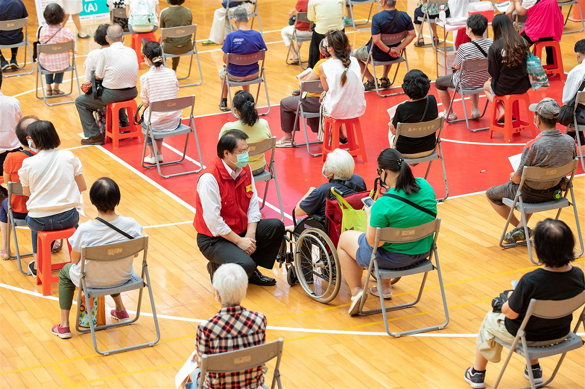 基隆市府團隊考量長者照護需求，在座位安排上，採「1＋1」設兩個位子的方式，方便同行家人照顧。 圖：基隆市政府／提供