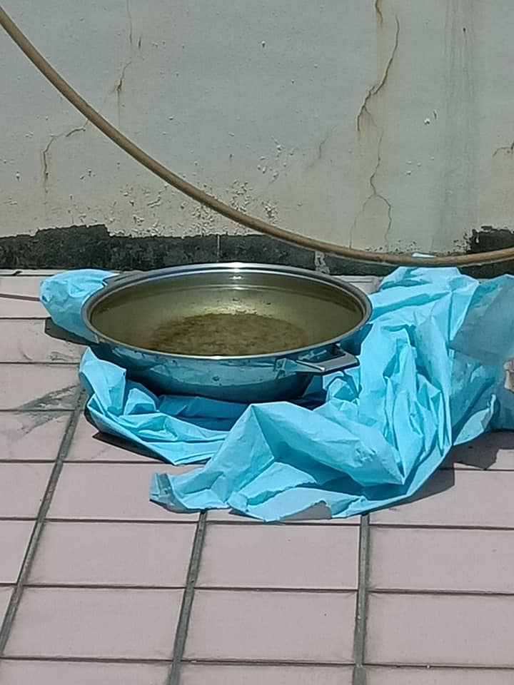 網友發現鄰居放置積水容器多日，線上發文求助，引來許多滅蚊妙招。 圖：翻攝自爆怨2公社臉書