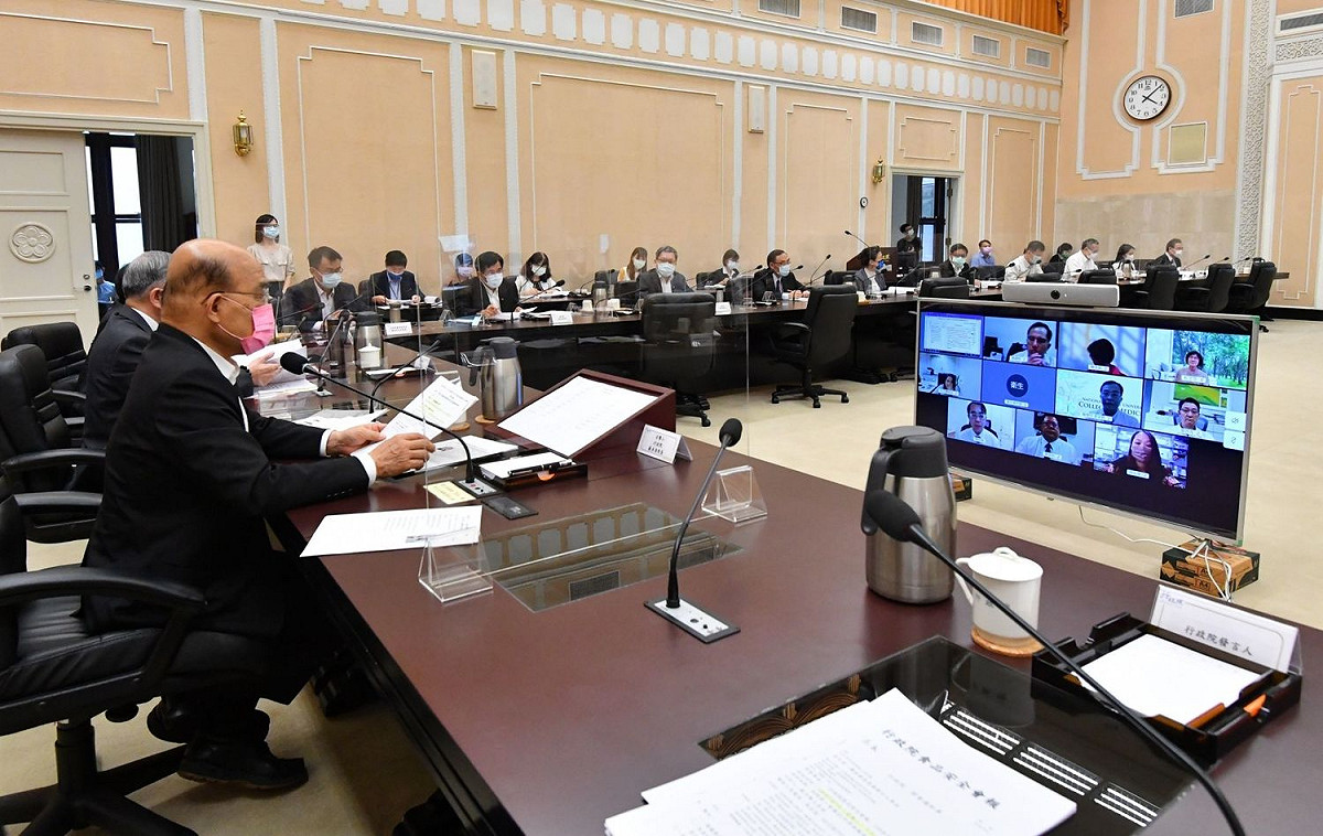 蘇貞昌7日主持「食安會報」視訊會議。 圖：行政院提供