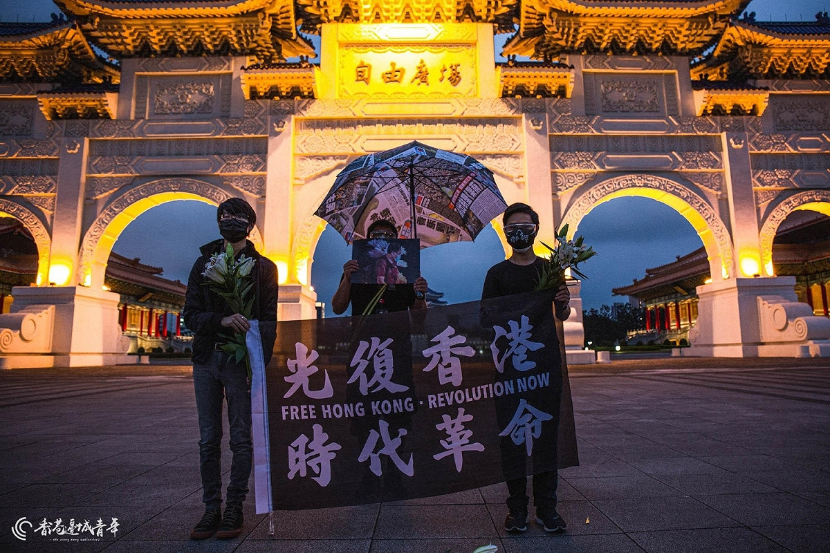 「香港邊城青年」7日晚間舉辦「悼念7.1烈士梁健輝 ——自由廣場默站」悼念活動。 圖：香港邊城青年提供