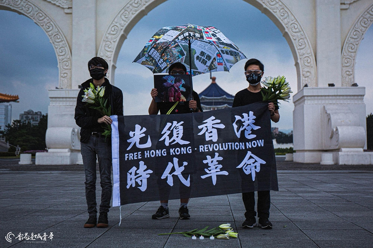「香港邊城青年」7日晚間舉辦「悼念7.1烈士梁健輝 ——自由廣場默站」悼念活動。 圖：香港邊城青年提供