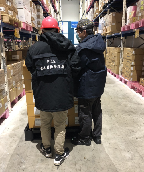 食藥署於倉儲現場監督拆箱作業同步查核冷鏈紀錄。 圖：衛生福利部食品藥物管理署提供