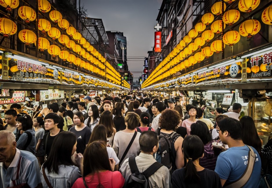 隨著台北夜市率先實施夜市微解封，以及本土疫情趨緩加上民眾在家悶太久、許多商家快撐不下去的多重因素之下，微解封受到網友的關注度更甚以往。（圖為基隆廟口夜市） 圖/網路溫度計